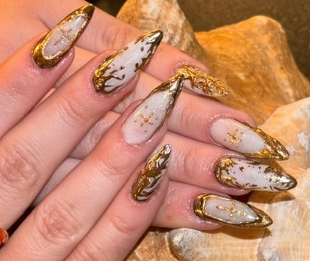 Gold white marble nails