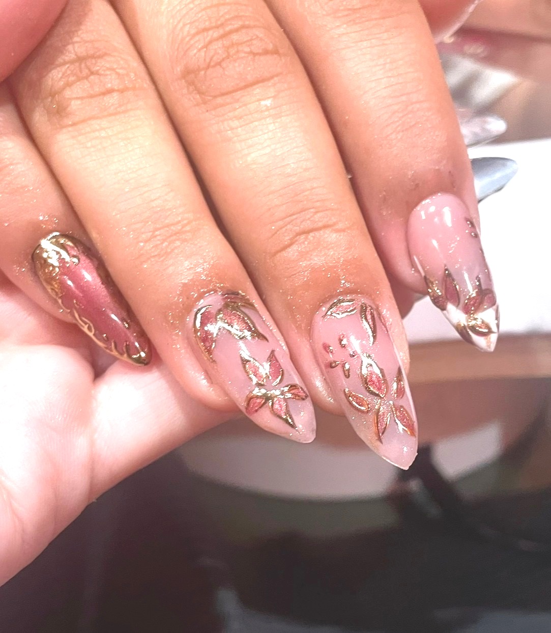 Rose gold leaves nails